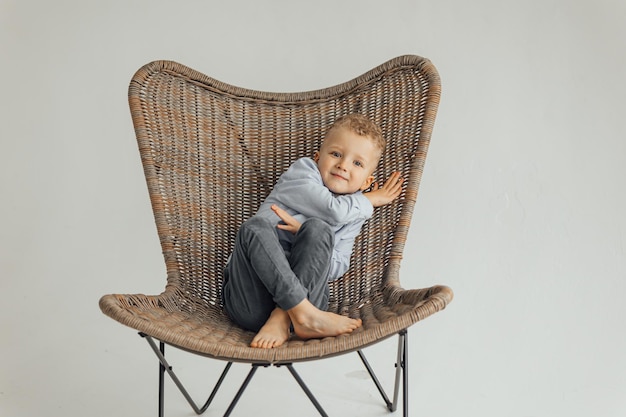 Ragazzino biondo di 4 anni in una camicia