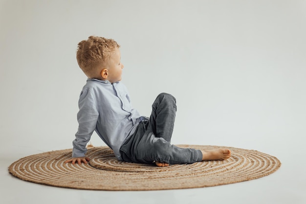 Ragazzino biondo di 4 anni in una camicia