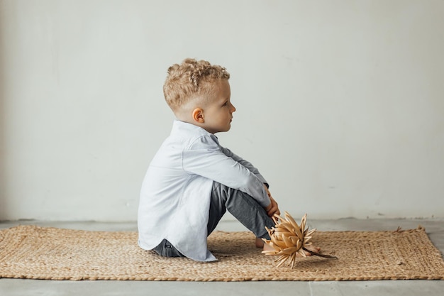 Ragazzino biondo di 4 anni in una camicia