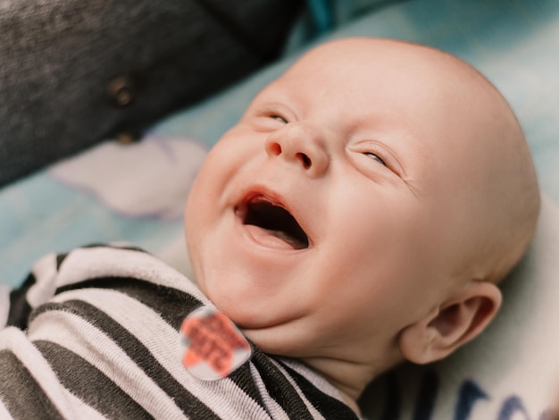 Ragazzino carino bambino sdraiato in carrozzina carrozzina buggy divertirsi sorridendo ridendo, giocando