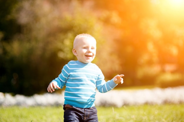 Ragazzino carino che si diverte nel parco autunnale