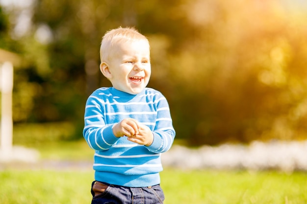 Ragazzino carino che si diverte nel parco autunnale