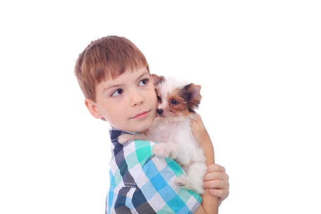 Ragazzino carino con il cucciolo carino