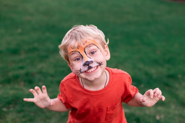 Ragazzino carino con la faccia dipinta