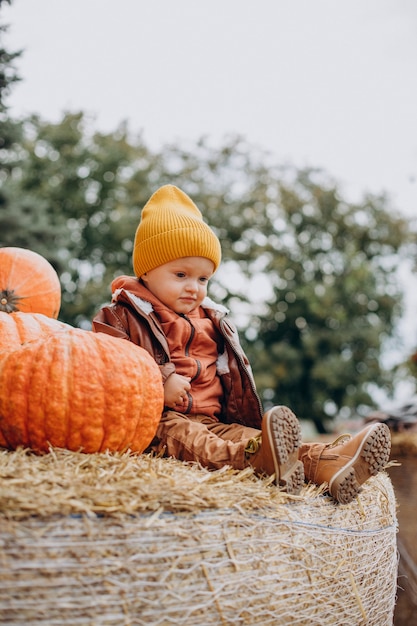 Ragazzino carino con zucche di halloween al ranch