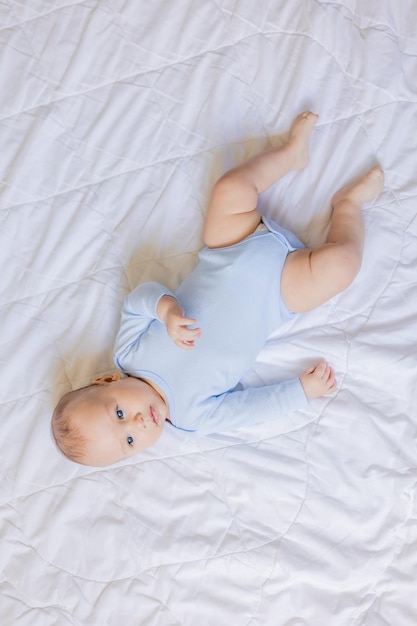 ragazzino carino in corpo blu sdraiato su coperta, carta, banner, salute, spazio per il testo