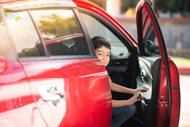 Ragazzino che apre la portiera dell&#39;auto