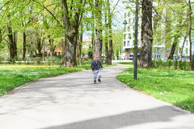 Ragazzino che corre nel parco