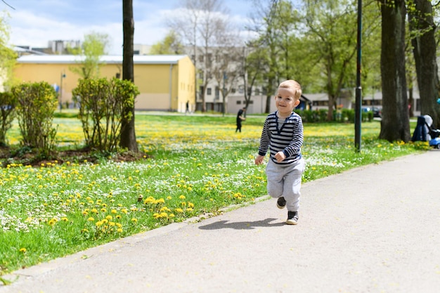 Ragazzino che corre nel parco