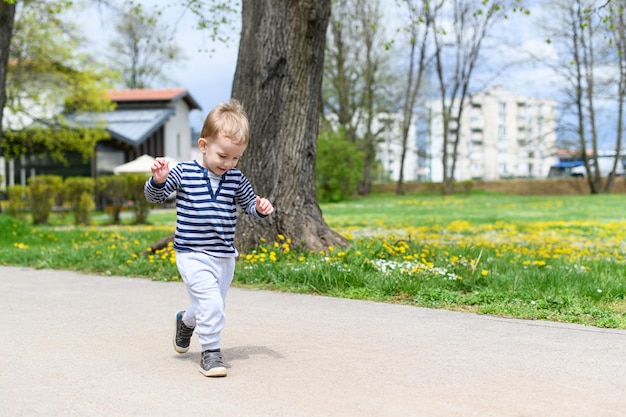 Ragazzino che corre nel parco