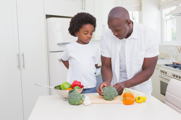 Ragazzino che cucina con suo padre