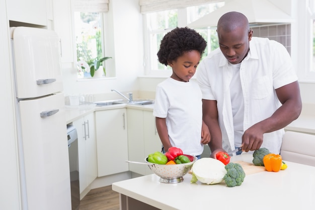 Ragazzino che cucina con suo padre