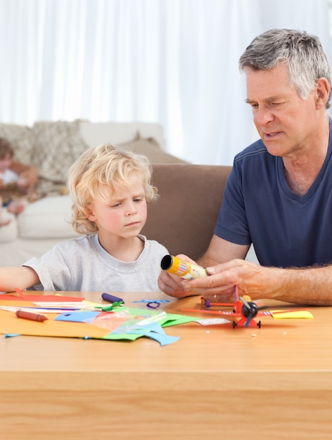 Ragazzino che disegna con suo nonno