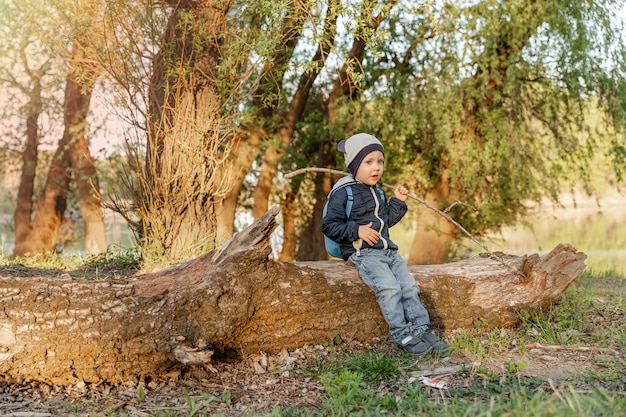 Ragazzino che esplora la vacanza nella natura un ragazzino che cammina nel legno