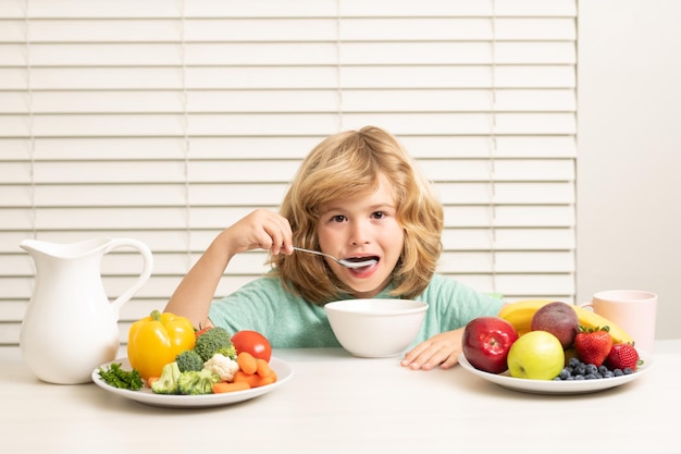 Ragazzino che fa colazione sana bambini nutrizione e sviluppo spuntino mattutino con muesli c