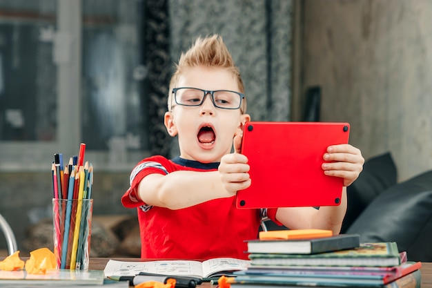 Ragazzino che fa i compiti a scuola.