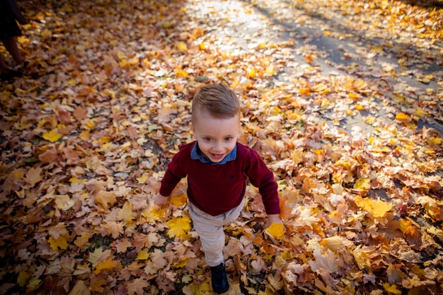 Ragazzino che funziona in una sosta in autunno