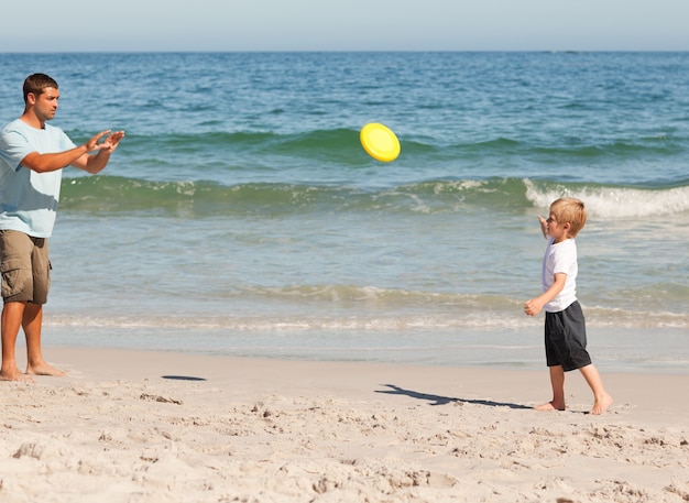 Ragazzino che gioca a frisbee con suo padre