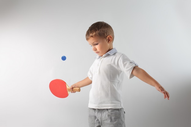 Ragazzino che gioca a ping-pong