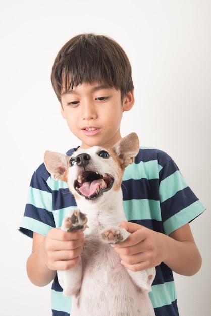 Ragazzino che gioca con il suo amico cane jack russel