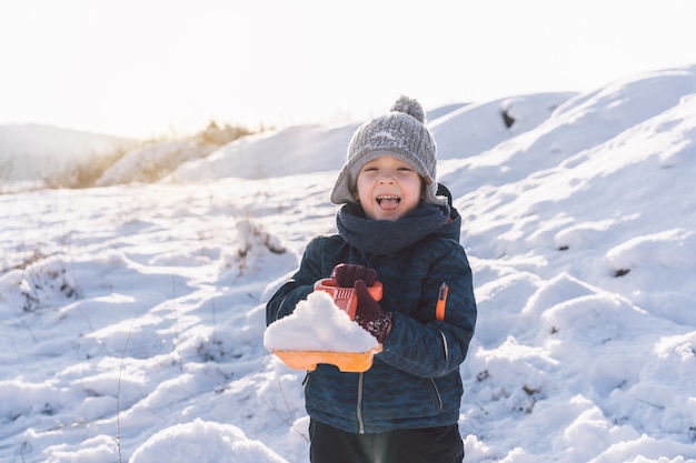 Ragazzino che gioca con la neve