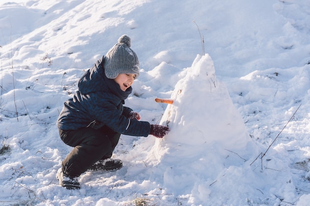 Ragazzino che gioca con la neve