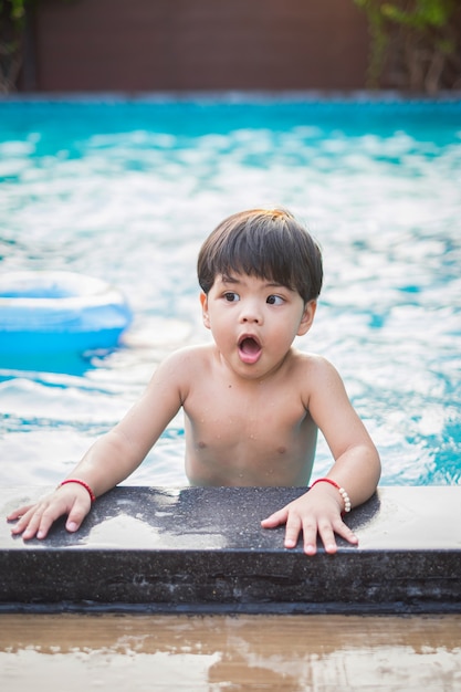 Ragazzino che gioca in piscina