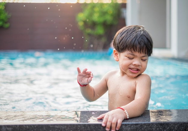 Ragazzino che gioca in piscina