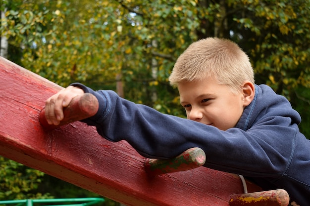 Ragazzino che gioca in un parco giochi