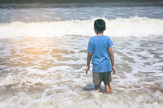 Ragazzino che gioca sulla spiaggia