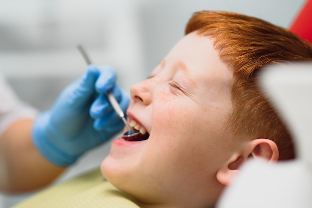 Ragazzino che ha i suoi denti esaminati da un dentista