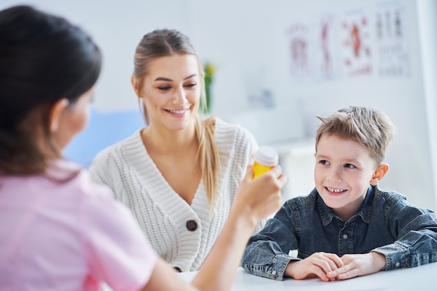 ragazzino che ha una visita medica dal pediatra