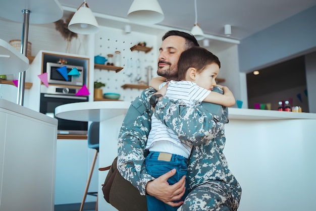 Ragazzino che incontra suo padre militare a casa Celebrazione del Memorial Day