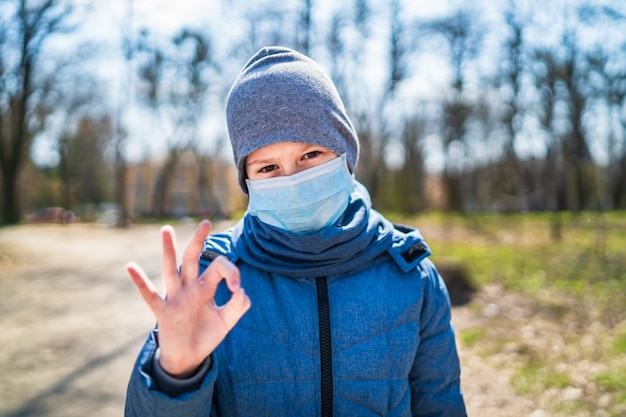 Ragazzino che indossa la maschera per il viso