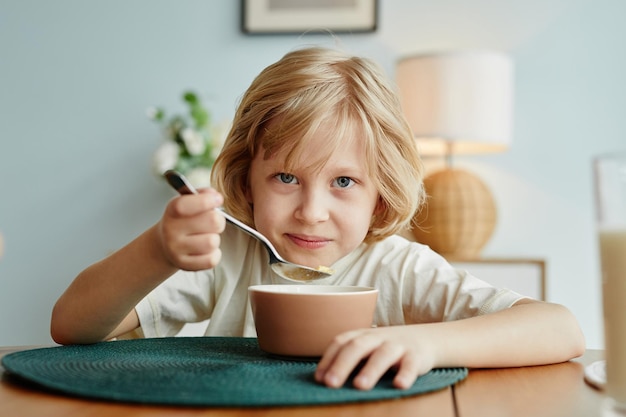 Ragazzino che mangia cereali