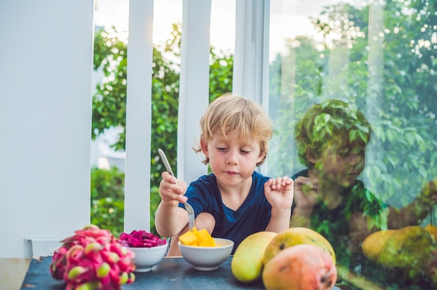 Ragazzino che mangia frutta sulla terrazza