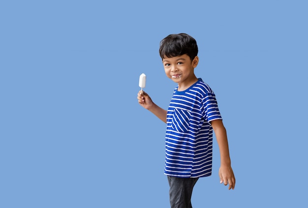 Ragazzino che mangia il gelato