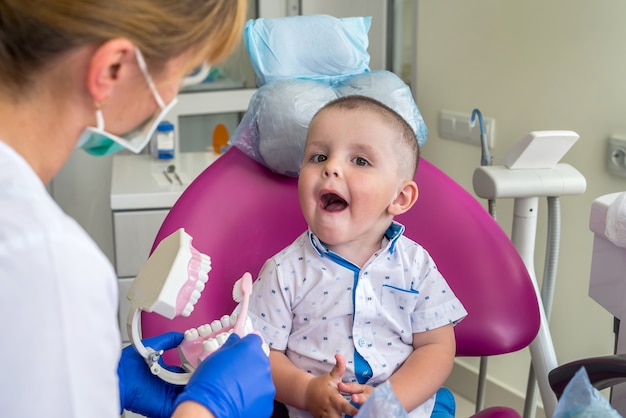 Ragazzino che mostra i denti a un dottore