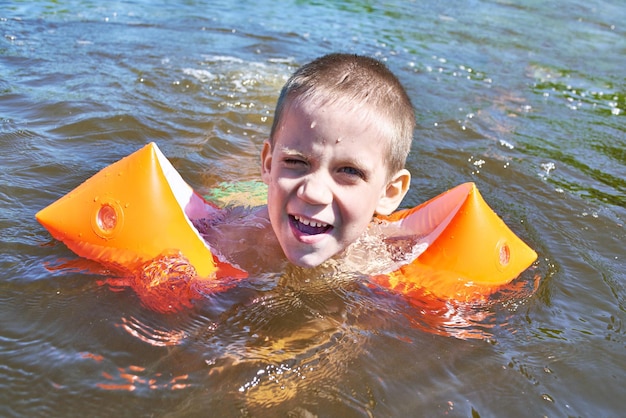 Ragazzino che nuota nel fiume