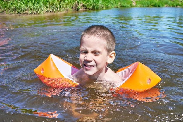 Ragazzino che nuota nel fiume