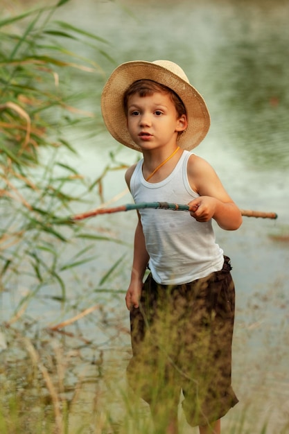 ragazzino che pesca con una canna