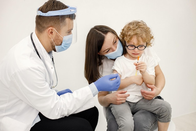 Ragazzino che piange perché il dottore ha fatto la vaccinazione