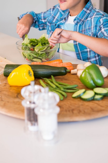 Ragazzino che prepara il pranzo