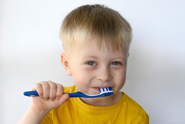 Ragazzino che pulisce i suoi denti