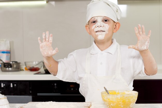 Ragazzino che si diverte a cucinare in cucina