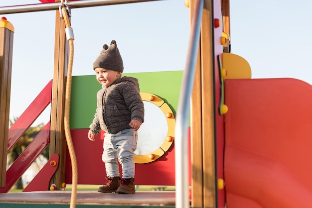 Ragazzino che si diverte in un parco per bambini