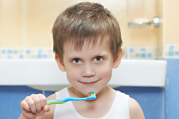 Ragazzino che si lava i denti in bagno