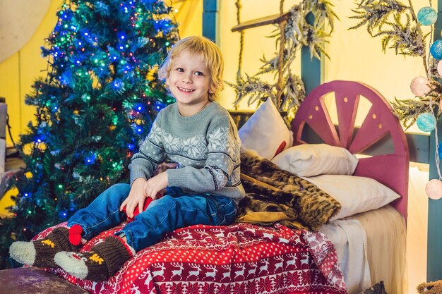 Ragazzino che si prepara per festeggiare il nuovo anno e il buon Natale