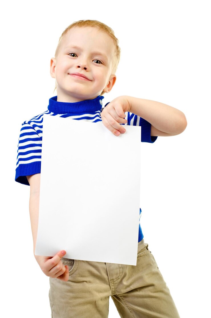 Ragazzino che tiene foglio di carta vuoto