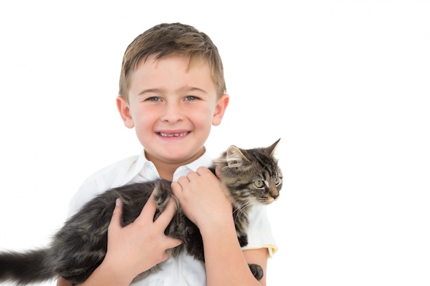 Ragazzino che tiene gattino grigio che sorride alla macchina fotografica